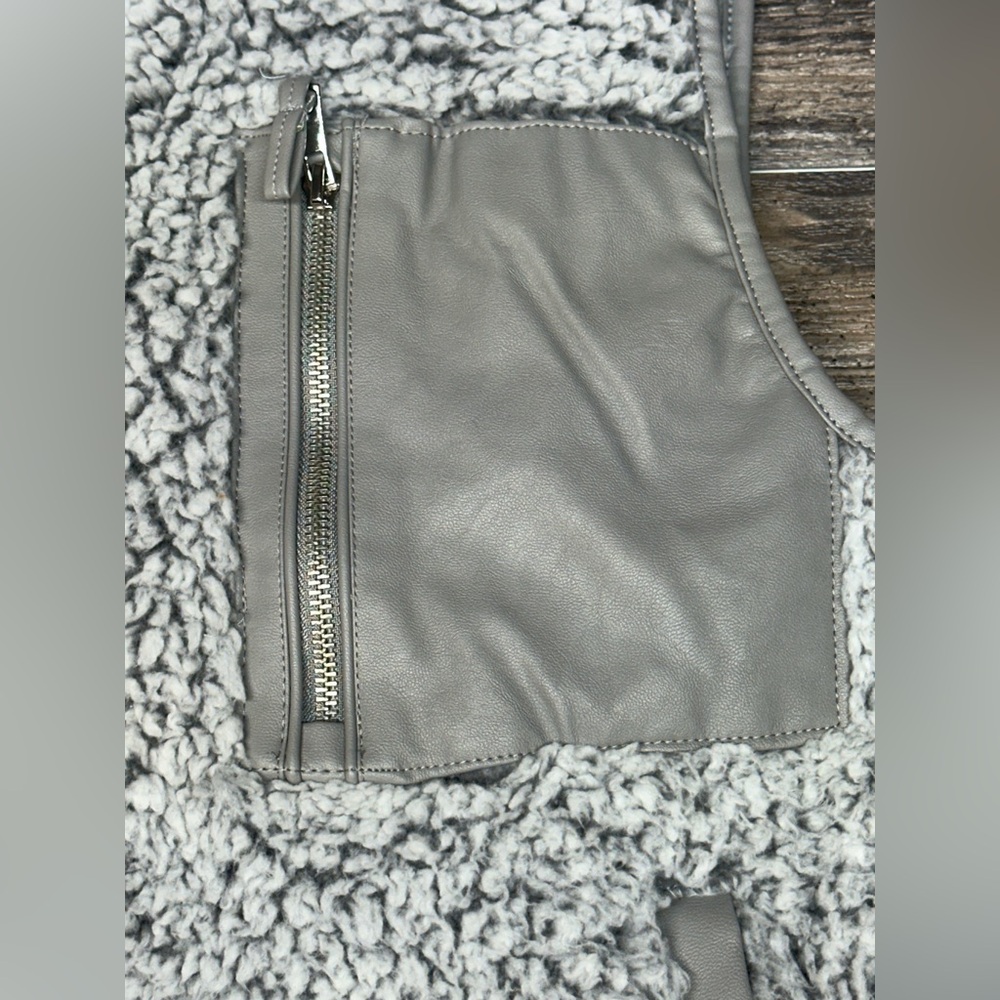 Abercrombie & Fitch Vest - Sherpa Fleece Faux Leather Trim - Small - GUC - Picture 7 of 9